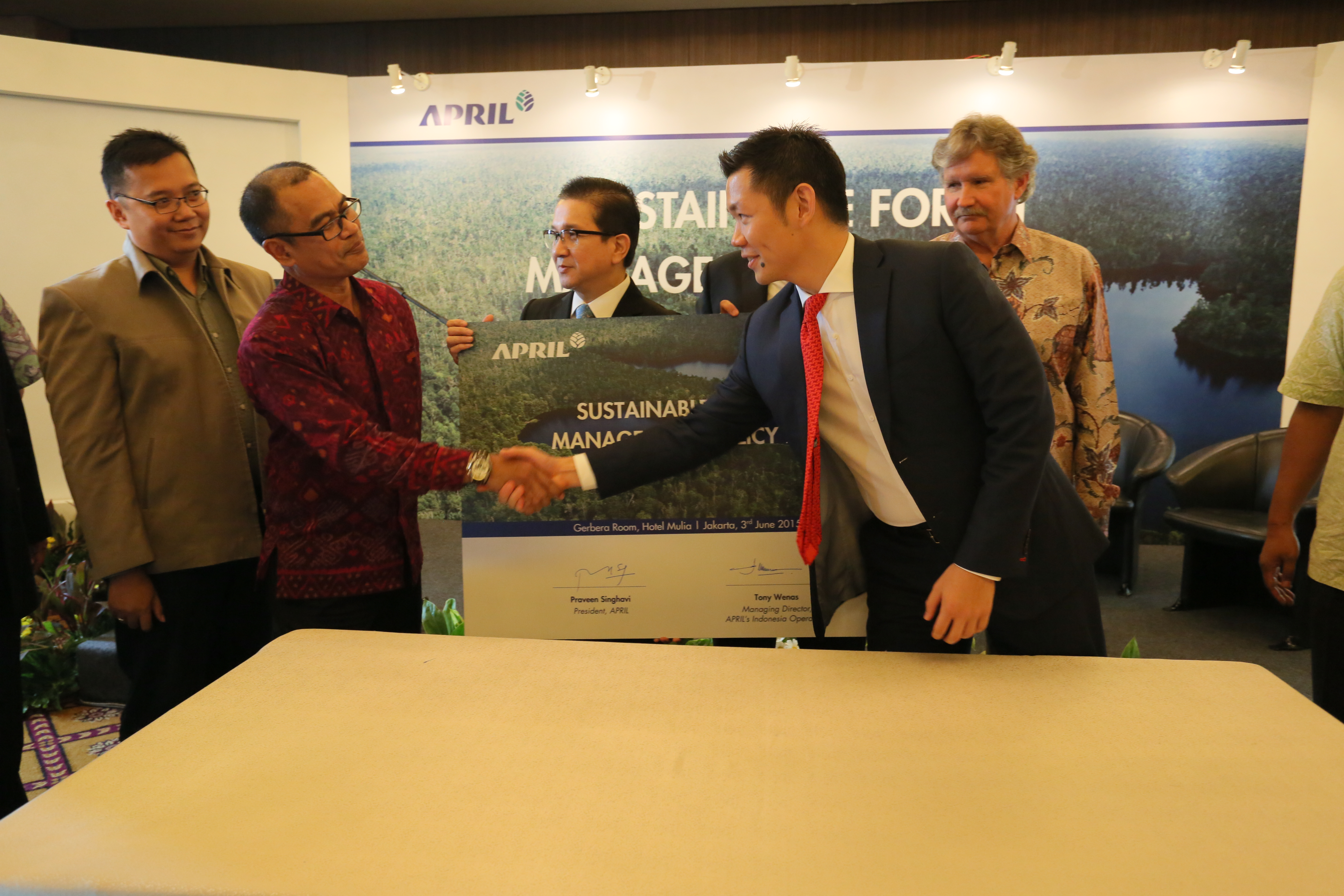 20150728 Anderson Tanoto shaking hands with Sustainable Forest Managemen  Ministry of Environment and Forestry Director General Ida Bagus Putera Parthama