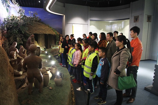 hand-in-hand-you-and-me-as-asia-symbol-staff-warm-the-weekend-of-left-behind-children-in-rizhao-3